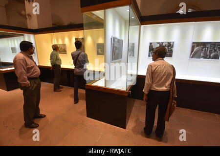 Kolkata, Indien. 6 Mär, 2019. Eine fotografische Ausstellung in der indischen Museum als Teil der sieben Tag lang statt "Kolkata Fotos International Festival (KIPF) 2019' von mehr als 250 Fotografen arbeiten aus über 40 Ländern, die ab dem 28. Februar, um die Zehn iconic Veranstaltungsorte in Kalkutta bis 6. März, 2019 begonnen wurde, wurde er von einem Kalkutta gegründete private Galerie organisiert. Credit: Biswarup Ganguly/Alamy leben Nachrichten Stockfoto