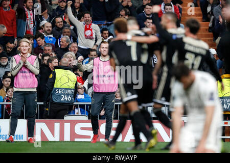 Madrid, Spanien. 06 Mär, 2019. MADRID, 05-03-2019, Stadion Bernabeu, Saison 2018/2019, Champions League 1/8 Runde zweite Bein. Ajax feiert den Sieg beim Spiel Real Madrid - Ajax (1-4). Credit: Pro Schüsse/Alamy leben Nachrichten Stockfoto