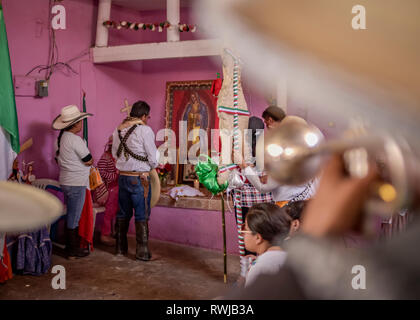 05 März 2019, Mexiko, San Juan de la Vega: Menschen beten vor einem Bild der Jungfrau von Guadalupe kurz vor Beginn der "Fest der explosiven Hämmer". In einem soliden, Sprengstoff zu einem schweren Hammer befestigt und die Ladung auf einer metallischen Platte, die sich schlagen, um sie explodieren. Das Schauspiel der Staub aufwirbeln ist Teil der Feiern für die Stadt Schutzpatron San Juanito, in Deutsch St. John. (Dpa Mall mexikanischen Stadt feiert "Festival der explosiven Hämmer" vom 06.03.2019) Foto: Edgar Santiago Garcia/dpa Stockfoto