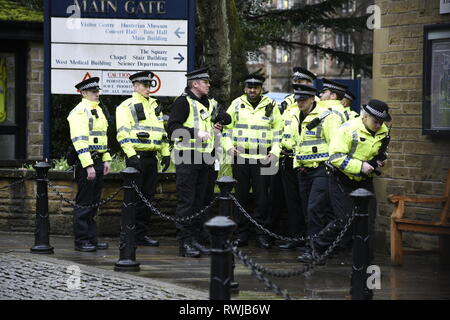 Glasgow, Glasgow, UK. 6 Mär, 2019. Polizisten gesehen, diskutieren die Situation während der Untersuchung. Die Polizei hat ein verdächtiges Paket an der Universität Glasgow in Schottland gefunden. Polizei und Campus Mitarbeiter haben den Bereich abgeschaltet. Credit: Stewart Kirby/SOPA Images/ZUMA Draht/Alamy leben Nachrichten Stockfoto