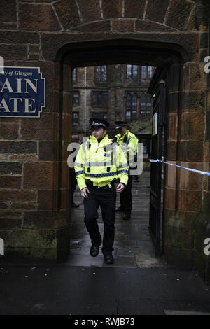 Glasgow, Glasgow, UK. 6 Mär, 2019. Polizisten gesehen werden, die von der Szene Bereich. Die Polizei hat ein verdächtiges Paket an der Universität Glasgow in Schottland gefunden. Polizei und Campus Mitarbeiter haben den Bereich abgeschaltet. Credit: Stewart Kirby/SOPA Images/ZUMA Draht/Alamy leben Nachrichten Stockfoto