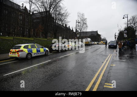 Glasgow, Glasgow, UK. 6 Mär, 2019. Eine allgemeine Ansicht, die bis in den Bereich der Szene. Polizei ein verdächtiges Paket an der Universität Glasgow in Schottland gefunden haben. Polizei und Campus Mitarbeiter haben den Bereich abgeschaltet. Credit: Stewart Kirby/SOPA Images/ZUMA Draht/Alamy leben Nachrichten Stockfoto