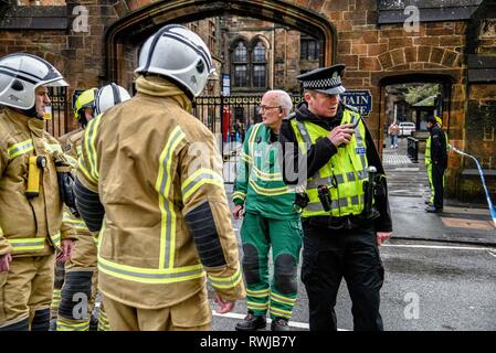 Glasgow, Glasgow, UK. 6 Mär, 2019. Polizisten und EMS gesehen diskutieren die Situation und wie Sie während ihrer Untersuchung zu beschäftigen. Die Polizei hat ein verdächtiges Paket an der Universität Glasgow in Schottland gefunden. Polizei und Campus Mitarbeiter haben den Bereich abgeschaltet. Credit: Stewart Kirby/SOPA Images/ZUMA Draht/Alamy leben Nachrichten Stockfoto