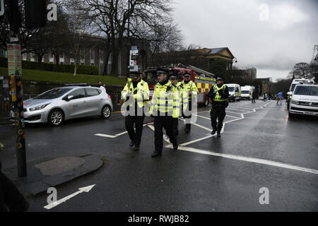 Glasgow, Glasgow, UK. 6 Mär, 2019. Polizisten patrouillieren in der Nähe des Bereich der Szene gesehen. Die Polizei hat ein verdächtiges Paket an der Universität Glasgow in Schottland gefunden. Polizei und Campus Mitarbeiter haben den Bereich abgeschaltet. Credit: Stewart Kirby/SOPA Images/ZUMA Draht/Alamy leben Nachrichten Stockfoto