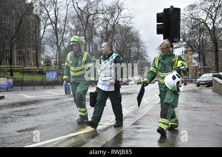 Glasgow, Glasgow, UK. 6 Mär, 2019. EMS werden gesehen, zurück zu ihren Van nach ihrer Untersuchung. die Polizei ein verdächtiges Paket an der Universität Glasgow in Schottland gefunden haben. Polizei und Campus Mitarbeiter haben den Bereich abgeschaltet. Credit: Stewart Kirby/SOPA Images/ZUMA Draht/Alamy leben Nachrichten Stockfoto