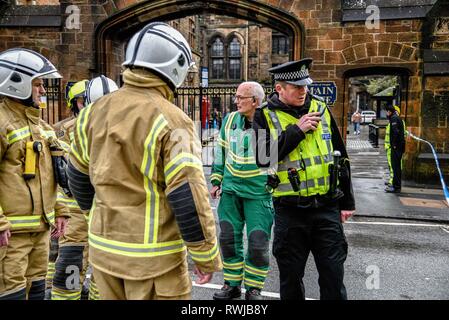 Glasgow, Glasgow, UK. 6 Mär, 2019. Polizisten und EMS gesehen diskutieren die Situation und wie Sie während ihrer Untersuchung zu beschäftigen. Die Polizei hat ein verdächtiges Paket an der Universität Glasgow in Schottland gefunden. Polizei und Campus Mitarbeiter haben den Bereich abgeschaltet. Credit: Stewart Kirby/SOPA Images/ZUMA Draht/Alamy leben Nachrichten Stockfoto