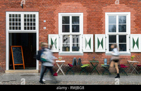 Potsdam, Deutschland. 05 Mär, 2019. Passanten eine typische Klinker Einfamilienhaus mit Restaurant im Holländischen Viertel. Credit: Monika Skolimowska/dpa-Zentralbild/ZB/dpa/Alamy leben Nachrichten Stockfoto