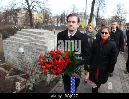 Kiew, Ukraine. 6 Mär, 2019. Unter Staatssekretär für politische Angelegenheiten, DAVID HALE (C) Blumen an der Gedenkstätte für Maidan Aktivisten legt die "Helden der Himmlischen Hundert', die auf dem Maidan während Protesten gegen die Regierung im Jahr 2014 getötet wurden, in der Nähe der Platz der Unabhängigkeit in Kiew betitelt. Credit: Serg Glovny/ZUMA Draht/Alamy leben Nachrichten Stockfoto