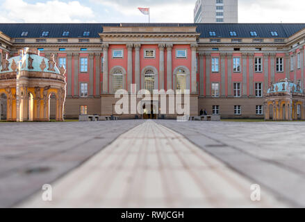 Potsdam, Deutschland. 05 Mär, 2019. Blick auf den Eingang des Brandenburger Parlament. Im Hintergrund das Hochhaus des Mercure Hotel. Credit: Monika Skolimowska/dpa-Zentralbild/ZB/dpa/Alamy leben Nachrichten Stockfoto