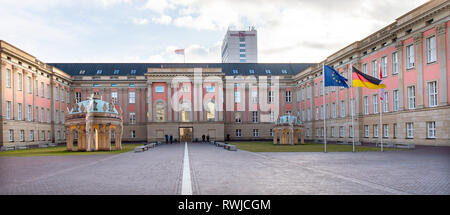 Potsdam, Deutschland. 05 Mär, 2019. Blick auf den Eingang des Brandenburger Parlament. Im Hintergrund das Hochhaus des Mercure Hotel. Credit: Monika Skolimowska/dpa-Zentralbild/ZB/dpa/Alamy leben Nachrichten Stockfoto