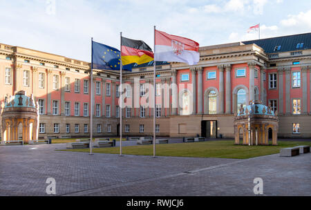 Potsdam, Deutschland. 05 Mär, 2019. Flaggen aus der Europäischen Union, in Deutschland und in Brandenburg sind in den Wind vor dem Brandenburger Parlament. Credit: Monika Skolimowska/dpa-Zentralbild/ZB/dpa/Alamy leben Nachrichten Stockfoto