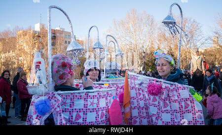 Madrid, Spanien. 6. Mär 2019. Die traditionelle "Begräbnis der Sardine" Zeremonie findet in Madrid ein Ende der Karneval feiern und Anfang der 40 Tage Fastenzeit vor Ostern zu geben. Es besteht aus einer Parade, die Parodien ein Begräbnis, in denen eine symbolische Zahl in der Form einer Sardine gebrannt wird. Dieses Fest fällt mit Aschermittwoch und symbolisiert die Beerdigung der Vergangenheit und die Wiedergeburt der Gesellschaft. Credit: Lora Grigorova/Alamy leben Nachrichten Stockfoto