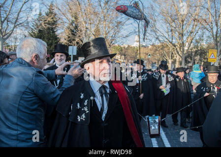 Madrid, Spanien. 06 Mär, 2019. Die Ursprünge der Alegre Bruderschaft der Beerdigung der Sardine könnten in der Regierungszeit von Carlos III gehen, denn nach dem beliebten Tradition des Madrider der Zeit kam ein Spiel der faulen Fische zu den Märkten, wodurch die daraus resultierenden Gestank in der ganzen Stadt. Um dieses Problem zu beheben, den König erteilt ein edikt Bestellung der Beerdigung sagte Fische an den Ufern des Flusses Manzanares. Credit: Alberto Sibaja Ramírez/Alamy leben Nachrichten Stockfoto