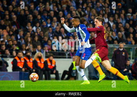 Porto, Portugal. 06 Mär, 2019. FC Porto Player's Éder Militão (L) Mias für die Kugel mit AS Roma's player Nicolò Zaniolo (R) während des Spiels für die UEFA Champions League Runde 16 2 Bein im Dragon Stadion in Porto, Portugal Quelle: Diogo Baptista/Alamy leben Nachrichten Stockfoto