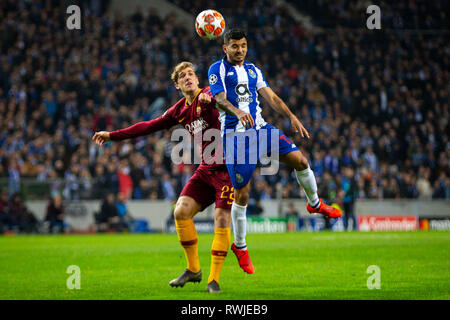 Porto, Portugal. 06 Mär, 2019. FC Porto Player's Fernando (R) Mias für die Kugel mit AS Roma's player Nicolò Zaniolo (L) während des Spiels für die UEFA Champions League Runde 16 2 Bein im Dragon Stadion in Porto, Portugal Quelle: Diogo Baptista/Alamy leben Nachrichten Stockfoto