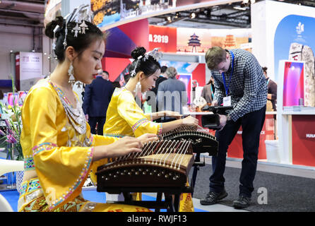 Berlin, Deutschland. 6 Mär, 2019. Musiker traditionelle chinesische Musik am Messestand von China während der ITB Berlin Reisemesse in Berlin, Hauptstadt der Bundesrepublik Deutschland, am 6. März 2019. Die ITB Berlin Reisemesse trat weg hier am Mittwoch, Zeichnung rund 10.000 Aussteller weltweit. Eine Delegation aus China, der mehrere Gemeinden, touristische Betriebe und Unternehmen der Luftfahrtindustrie wird chinesischen Tourismus Marken auf der ITB Berlin zu fördern. Credit: Shan Yuqi/Xinhua/Alamy leben Nachrichten Stockfoto