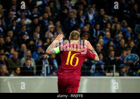 Als Roma Spieler Daniele De Rossi feiert das erste Ziel während des Spiels für die UEFA Champions League Runde 16 2 Bein im Dragon Stadion in Porto. Final Score: FC Porto 3-1 als Roma Stockfoto