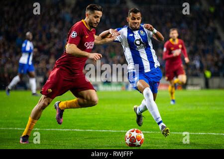 FC Porto Player's Fernando Andrade dos Santos (R) Mias für den Ball mit AS Roma Spieler Patrik Schick (L) während dem Spiel gegen AS Roma für die UEFA Champions League Runde 16 2 Bein im Dragon Stadion in Porto. Final Score: FC Porto 3-1 als Roma Stockfoto