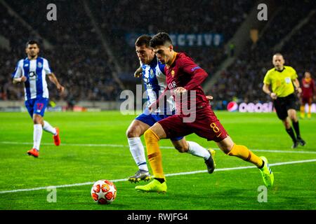 FC Porto Player's Otávio Edmilson da Silva Monteiro (R) Mias für die Kugel mit AS Roma's player Diego Peroti (L) während des Spiels für die UEFA Champions League Runde 16 2 Bein im Dragon Stadion in Porto. Final Score: FC Porto 3-1 als Roma Stockfoto