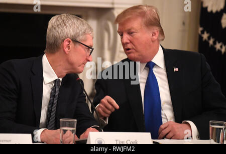 Präsidenten der Vereinigten Staaten Donald J. Trumpf (R) Chats mit Apple CEO Tim Cook an der amerikanischen Arbeitskräfte Policy Advisory Board Meeting, im Weißen Haus, Washington, DC, 6. März 2019. Der Vorstand besteht aus 25 Mitgliedern außerhalb der Regierung, Vertreter führender Unternehmen, Akademiker und gewählten Führer. Credit: Mike Theiler/CNP | Verwendung weltweit Stockfoto