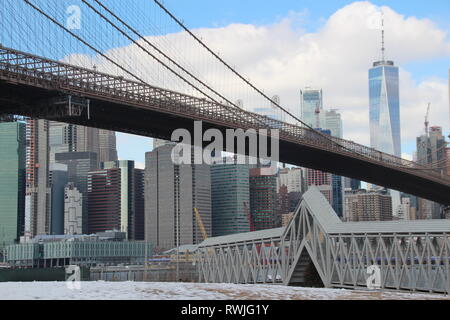 New York, USA. 06 Mär, 2019. Vor der Brooklyn Bridge steht das Kunstwerk 'Brücke über Tree' durch die Iranische iranische Künstler Siah Armajani. Es wurde ursprünglich in Minneapolis 1970 ausgestellt und ist jetzt wieder zum ersten Mal gezeigt werden. Es zeigt eine Brücke über einen kleinen Tannenbaum. Credit: Christina Horsten/dpa/Alamy leben Nachrichten Stockfoto