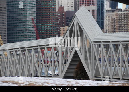 New York, USA. 06 Mär, 2019. Vor der Brooklyn Bridge steht das Kunstwerk 'Brücke über Tree' durch die Iranische iranische Künstler Siah Armajani. Es wurde ursprünglich in Minneapolis 1970 ausgestellt und ist jetzt wieder zum ersten Mal gezeigt werden. Es zeigt eine Brücke über einen kleinen Tannenbaum. Credit: Christina Horsten/dpa/Alamy leben Nachrichten Stockfoto