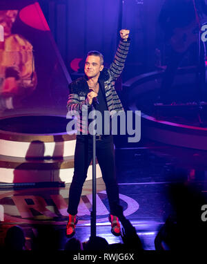 Las Vegas, NV, USA. 6 Mär, 2019. *** Haus AB*** Robbie Williams debuts exklusive Residenz 'Live In Las Vegas" im Encore Theater im Wynn Las Vegas in Las Vegas, NV am 6. März 2019. Credit: Erik Kabik Fotografie/Medien Punch/Alamy leben Nachrichten Stockfoto