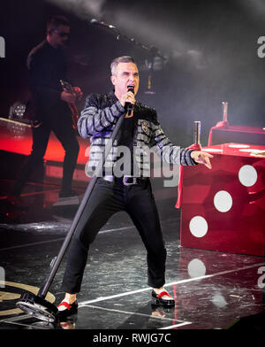 Las Vegas, NV, USA. 6 Mär, 2019. *** Haus AB*** Robbie Williams debuts exklusive Residenz 'Live In Las Vegas" im Encore Theater im Wynn Las Vegas in Las Vegas, NV am 6. März 2019. Credit: Erik Kabik Fotografie/Medien Punch/Alamy leben Nachrichten Stockfoto