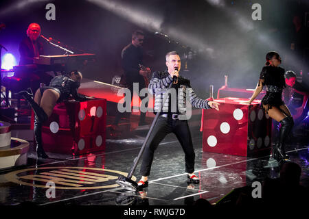 Las Vegas, NV, USA. 6 Mär, 2019. *** Haus AB*** Robbie Williams debuts exklusive Residenz 'Live In Las Vegas" im Encore Theater im Wynn Las Vegas in Las Vegas, NV am 6. März 2019. Credit: Erik Kabik Fotografie/Medien Punch/Alamy leben Nachrichten Stockfoto