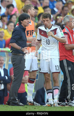 Bundestrainer Joachim Jogi Löw, NIEDRIG (GER) und Thomas Müller. Archiv Foto: Bundestrainer Joachim Jogi Löw, L, AOW (GER) mit Thomas Mueller (M, AULLER) (GER). Frankreich (FRA) - Deutschland (GER) 0-1. Viertelfinale, 3. Lauf, Spiel 58, am 04.07.2014 in Rio de Janeiro. Fußball-WM 2014 in Brasilien vom 12.06. - 13.07.2014. € | Nutzung weltweit Stockfoto