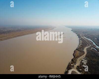 Dongying. 7 Mär, 2019. Luftbild am 7. März 2019 zeigt die Ansicht auf den Gelben Fluss Delta national Natural Reserve in Dongying,'s East China Shandong Provinz. Der gelbe Fluss Delta national Natural Reserve liegt in Dongying Stadt, von wo aus die Gelben Fluss mündet in den Bohai Meer. In den letzten Jahren, das Naturschutzgebiet hat sich bemüht, die ökologische Vielfalt zu schützen und die Wiederherstellung von Feuchtgebieten, um eine harmonische Koexistenz zwischen Mensch und Natur zu fördern. Credit: Wang Nan/Xinhua/Alamy leben Nachrichten Stockfoto