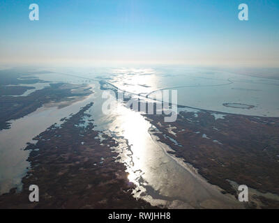 Dongying. 7 Mär, 2019. Luftbild am 7. März 2019 zeigt die Ansicht auf den Gelben Fluss Delta national Natural Reserve in Dongying,'s East China Shandong Provinz. Der gelbe Fluss Delta national Natural Reserve liegt in Dongying Stadt, von wo aus die Gelben Fluss mündet in den Bohai Meer. In den letzten Jahren, das Naturschutzgebiet hat sich bemüht, die ökologische Vielfalt zu schützen und die Wiederherstellung von Feuchtgebieten, um eine harmonische Koexistenz zwischen Mensch und Natur zu fördern. Credit: Wang Nan/Xinhua/Alamy leben Nachrichten Stockfoto