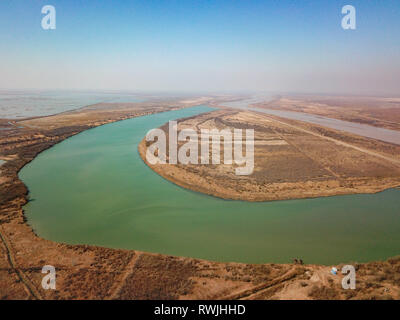 Dongying. 7 Mär, 2019. Luftbild am 7. März 2019 zeigt die Ansicht auf den Gelben Fluss Delta national Natural Reserve in Dongying,'s East China Shandong Provinz. Der gelbe Fluss Delta national Natural Reserve liegt in Dongying Stadt, von wo aus die Gelben Fluss mündet in den Bohai Meer. In den letzten Jahren, das Naturschutzgebiet hat sich bemüht, die ökologische Vielfalt zu schützen und die Wiederherstellung von Feuchtgebieten, um eine harmonische Koexistenz zwischen Mensch und Natur zu fördern. Credit: Wang Nan/Xinhua/Alamy leben Nachrichten Stockfoto