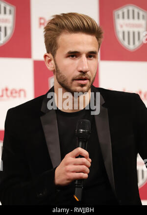 Tokio, Japan. 7 Mär, 2019. Spanischer Fußballspieler Sergi Samper (R) spricht als Samper Japanische e-commerce verbinden, Giant's Rakuten Fußballmannschaft Vissel Kobe in Tokio am Donnerstag, 7. März 2019. Der ehemalige Mittelfeldspieler des FC Barcelona Samper wird auch in Japan professional Football League J-League spielen. Credit: Yoshio Tsunoda/LBA/Alamy leben Nachrichten Stockfoto