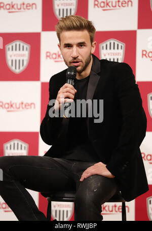 Tokio, Japan. 7 Mär, 2019. Spanischer Fußballspieler Sergi Samper spricht als Samper wird melden Sie Japanische e-commerce Giant's Rakuten Fußballmannschaft Vissel Kobe in Tokio am Donnerstag, 7. März 2019. Der ehemalige Mittelfeldspieler des FC Barcelona Samper wird auch in Japan professional Football League J-League spielen. Credit: Yoshio Tsunoda/LBA/Alamy leben Nachrichten Stockfoto