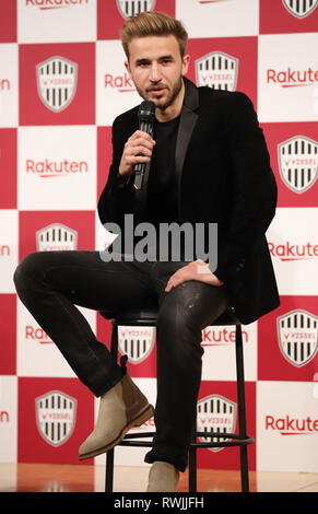 Tokio, Japan. 7 Mär, 2019. Spanischer Fußballspieler Sergi Samper spricht als Samper wird melden Sie Japanische e-commerce Giant's Rakuten Fußballmannschaft Vissel Kobe in Tokio am Donnerstag, 7. März 2019. Der ehemalige Mittelfeldspieler des FC Barcelona Samper wird auch in Japan professional Football League J-League spielen. Credit: Yoshio Tsunoda/LBA/Alamy leben Nachrichten Stockfoto