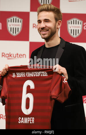 Tokio, Japan. 7 Mär, 2019. Spanischer Fußballspieler Sergi Samper zeigt seine neue Uniform als Samper wird melden Sie Japanische e-commerce Giant's Rakuten Fußballmannschaft Vissel Kobe in Tokio am Donnerstag, 7. März 2019. Der ehemalige Mittelfeldspieler des FC Barcelona Samper wird auch in Japan professional Football League J-League spielen. Credit: Yoshio Tsunoda/LBA/Alamy leben Nachrichten Stockfoto