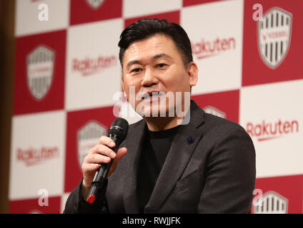 Tokio, Japan. 7 Mär, 2019. Japans e-commerce Riese Rakuten Präsident Hiroshi Mikitani spricht als spanischer Fußballspieler Sergi Samper wird von Rakuten Fußballmannschaft Vissel Kobe in Tokio am Donnerstag, 7. März 2019. Der ehemalige Mittelfeldspieler des FC Barcelona Samper wird auch in Japan professional Football League J-League spielen. Credit: Yoshio Tsunoda/LBA/Alamy leben Nachrichten Stockfoto