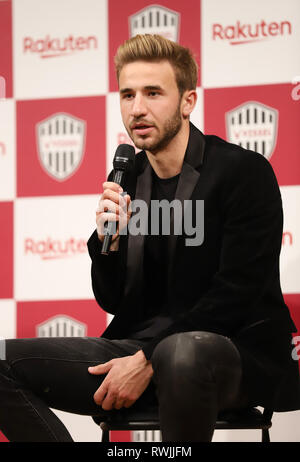 Tokio, Japan. 7 Mär, 2019. Spanischer Fußballspieler Sergi Samper (R) spricht als Samper Japanische e-commerce verbinden, Giant's Rakuten Fußballmannschaft Vissel Kobe in Tokio am Donnerstag, 7. März 2019. Der ehemalige Mittelfeldspieler des FC Barcelona Samper wird auch in Japan professional Football League J-League spielen. Credit: Yoshio Tsunoda/LBA/Alamy leben Nachrichten Stockfoto