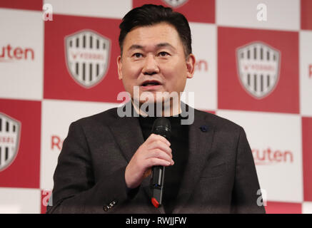 Tokio, Japan. 7 Mär, 2019. Japans e-commerce Riese Rakuten Präsident Hiroshi Mikitani spricht als spanischer Fußballspieler Sergi Samper wird von Rakuten Fußballmannschaft Vissel Kobe in Tokio am Donnerstag, 7. März 2019. Der ehemalige Mittelfeldspieler des FC Barcelona Samper wird auch in Japan professional Football League J-League spielen. Credit: Yoshio Tsunoda/LBA/Alamy leben Nachrichten Stockfoto