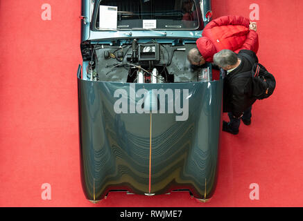 Stuttgart, Deutschland. 07 Mär, 2019. Zwei besucher Blick in den Motorraum eines Aston Martin DB2/4. Am 19 Retro Classics vom 7. bis 10. März, Oldtimer aller Art werden zu sehen sein. Credit: Fabian Sommer/dpa/Alamy leben Nachrichten Stockfoto