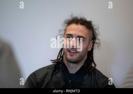 Hensol, Wales, UK. 7.März 2019. Josh Navidi von Wales gibt ein Interview vor seiner Seite Guinness sechs Nationen Rugby Spiel gegen Schottland am Samstag, den 9. März. Credit: Mark Hawkins/Alamy leben Nachrichten Stockfoto