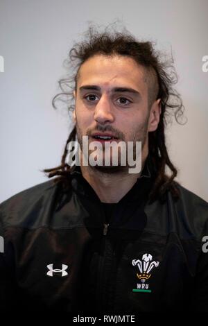 Hensol, Wales, UK. 7.März 2019. Josh Navidi von Wales gibt ein Interview vor seiner Seite Guinness sechs Nationen Rugby Spiel gegen Schottland am Samstag, den 9. März. Credit: Mark Hawkins/Alamy leben Nachrichten Stockfoto