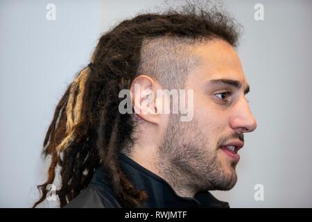 Hensol, Wales, UK. 7.März 2019. Josh Navidi von Wales gibt ein Interview vor seiner Seite Guinness sechs Nationen Rugby Spiel gegen Schottland am Samstag, den 9. März. Credit: Mark Hawkins/Alamy leben Nachrichten Stockfoto