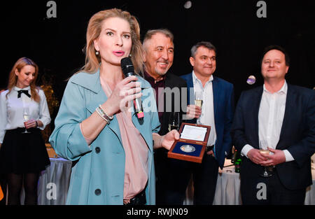 Prag, Tschechische Republik. 07 Mär, 2019. Amerikanischer Schauspieler Peter Fonda, 79, aus dem Kultfilm "Easy Rider" (1968) bekannt ist, wird bei der Eröffnung der 26. Internationalen Filmfestival Febiofest in Prag am 21. März Fero Fenic (2. links), Präsident des Febiofest Filmfestival verliehen werden, erklärte Reporter während der Pressekonferenz in Prag, Tschechische Republik, 7. März 2019. Febiofest hat auch eine Silbermedaille auf dem tschechischen Oscar-ausgezeichneten Regisseur Jiri Menzel, 81. Seine Frau Olga Menzelova (links), 41, nahm die Auszeichnung in seinem Auftrag heute. Quelle: Vit Simanek/CTK Photo/Alamy leben Nachrichten Stockfoto