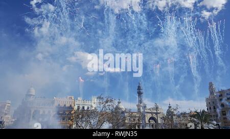 Valencia, Spanien - 7. März 2019: Feuerwerk auf dem Rathausplatz von Valencia feuerte während einer der traditionellen Mascleta. Credit: Joaquin Corbalan Pastor/Alamy leben Nachrichten Stockfoto