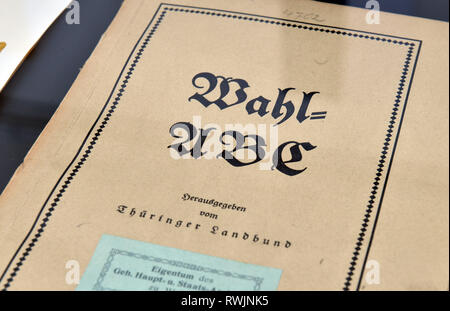 Weimar, Deutschland. 07 Mär, 2019. Eine "Wahl-ABC' aus der Zeit um 1919 wird in der Ausstellung "Thüringen 1919 gezeigt: Zwischen Revolution und Gründung des Staates" in der Kunsthalle Harry Graf Kessler. Nach dem Reich Rat hatte das Gesetz über die Bildung in Thüringen am 20. April 1920 bestanden, und der Nationalversammlung am 30. April 1920, von Thüringen wurde am 1. Mai 1920 gegründet, als die einzige neue Grundlage der Weimarer Republik. Die Ausstellung gibt einen Einblick in diese Prozesse. Es kann von 09. März bis 05. Mai gesehen werden. Foto: Martin Schutt/dpa-Zentralbild/dpa/Alamy leben Nachrichten Stockfoto