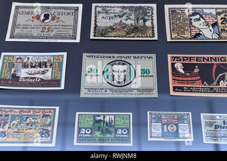 Weimar, Deutschland. 07 Mär, 2019. Notgeld Thüringer Städte wird in der Ausstellung gezeigt Thüringen 1919. Zwischen Revolution und Landesgründung' in der Kunsthalle Harry Graf Kessler. Nach dem Reich Rat hatte das Gesetz über die Bildung in Thüringen am 20. April 1920 bestanden, und der Nationalversammlung am 30. April 1920, von Thüringen wurde am 1. Mai 1920 gegründet, als die einzige neue Grundlage der Weimarer Republik. Die Ausstellung gibt einen Einblick in diese Prozesse. Es kann von 09. März bis 05. Mai gesehen werden. Foto: Martin Schutt/dpa-Zentralbild/dpa/Alamy leben Nachrichten Stockfoto