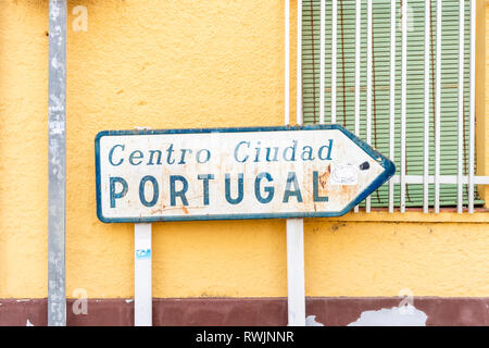 Alte straße Schild Zentrum von Ayamonte und Grenze zu benachbarten Länder wie Portugal, Spanien Stockfoto