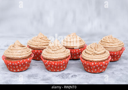 Cookies kleine Kuchen mit Sahne in gedruckter Form. Smoky auf grauem Hintergrund. Stockfoto